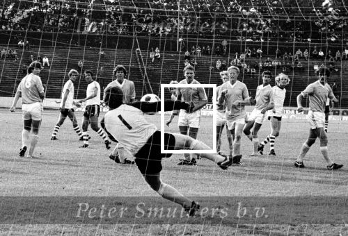 Willy v d Kuylen neemt een van zijn befaamde vrije trappen tegen de FC Den Bosch in 1981



PETER SMULDERS BV