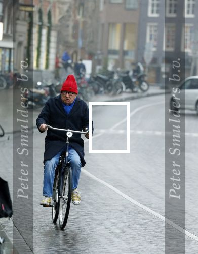 Amsterdam 19 januari 2022
Youp v t Hek arriveert op zijn fiets bij de kleine komedie. Kleine komedie doet dienst als kapsalon.
