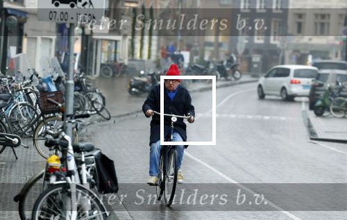 Amsterdam 19 januari 2022
Youp v t Hek arriveert op zijn fiets bij de kleine komedie. Kleine komedie doet dienst als kapsalon.
