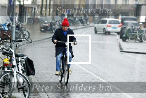 Amsterdam 19 januari 2022
Youp v t Hek arriveert op zijn fiets bij de kleine komedie. Kleine komedie doet dienst als kapsalon.