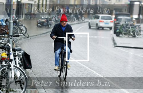 Amsterdam 19 januari 2022
Youp v t Hek arriveert op zijn fiets bij de kleine komedie. Kleine komedie doet dienst als kapsalon.