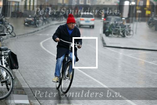 Amsterdam 19 januari 2022
Youp v t Hek arriveert op zijn fiets bij de kleine komedie. Kleine komedie doet dienst als kapsalon.