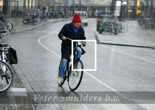 Amsterdam 19 januari 2022
Youp v t Hek arriveert op zijn fiets bij de kleine komedie. Kleine komedie doet dienst als kapsalon.