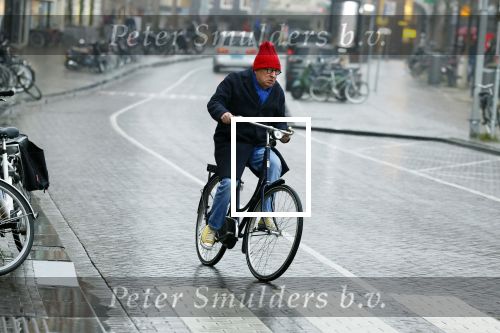 Amsterdam 19 januari 2022
Youp v t Hek arriveert op zijn fiets bij de kleine komedie. Kleine komedie doet dienst als kapsalon.