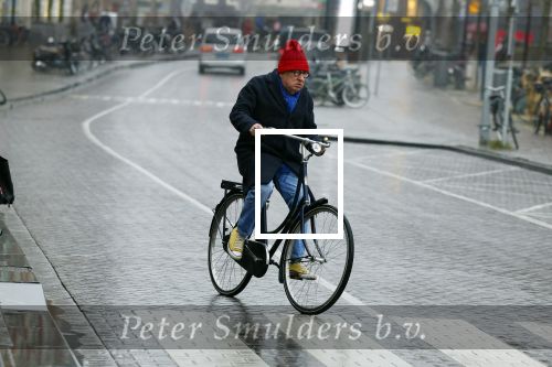 Amsterdam 19 januari 2022
Youp v t Hek arriveert op zijn fiets bij de kleine komedie. Kleine komedie doet dienst als kapsalon.