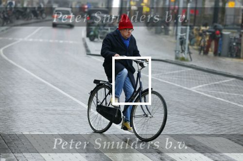 Amsterdam 19 januari 2022
Youp v t Hek arriveert op zijn fiets bij de kleine komedie. Kleine komedie doet dienst als kapsalon.