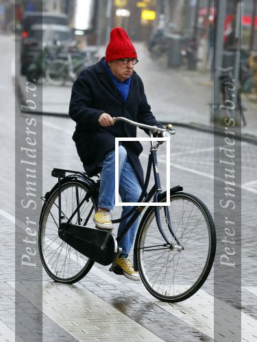 Amsterdam 19 januari 2022
Youp v t Hek arriveert op zijn fiets bij de kleine komedie. Kleine komedie doet dienst als kapsalon.