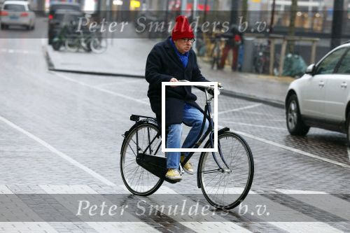 Amsterdam 19 januari 2022
Youp v t Hek arriveert op zijn fiets bij de kleine komedie. Kleine komedie doet dienst als kapsalon.