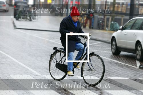 Amsterdam 19 januari 2022
Youp v t Hek arriveert op zijn fiets bij de kleine komedie. Kleine komedie doet dienst als kapsalon.