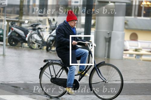 Amsterdam 19 januari 2022
Youp v t Hek arriveert op zijn fiets bij de kleine komedie. Kleine komedie doet dienst als kapsalon.