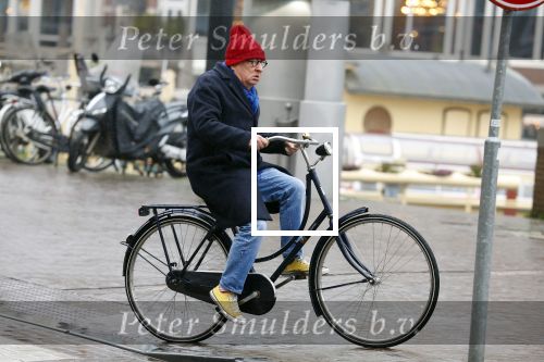 Amsterdam 19 januari 2022
Youp v t Hek arriveert op zijn fiets bij de kleine komedie. Kleine komedie doet dienst als kapsalon.