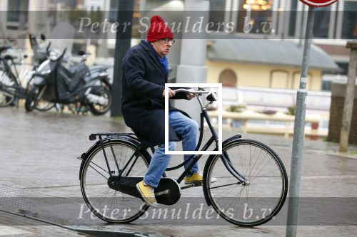 Amsterdam 19 januari 2022
Youp v t Hek arriveert op zijn fiets bij de kleine komedie. Kleine komedie doet dienst als kapsalon.