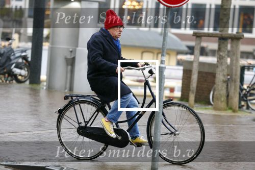 Amsterdam 19 januari 2022
Youp v t Hek arriveert op zijn fiets bij de kleine komedie. Kleine komedie doet dienst als kapsalon.