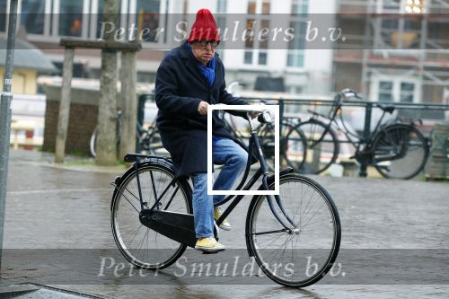 Amsterdam 19 januari 2022
Youp v t Hek arriveert op zijn fiets bij de kleine komedie. Kleine komedie doet dienst als kapsalon.
