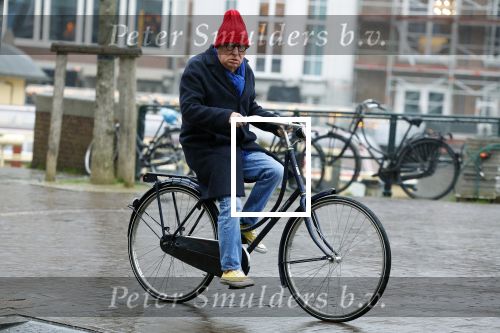 Amsterdam 19 januari 2022
Youp v t Hek arriveert op zijn fiets bij de kleine komedie. Kleine komedie doet dienst als kapsalon.