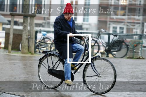 Amsterdam 19 januari 2022
Youp v t Hek arriveert op zijn fiets bij de kleine komedie. Kleine komedie doet dienst als kapsalon.