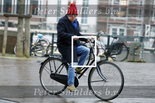 Amsterdam 19 januari 2022
Youp v t Hek arriveert op zijn fiets bij de kleine komedie. Kleine komedie doet dienst als kapsalon.