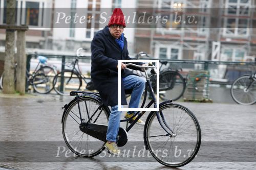Amsterdam 19 januari 2022
Youp v t Hek arriveert op zijn fiets bij de kleine komedie. Kleine komedie doet dienst als kapsalon.