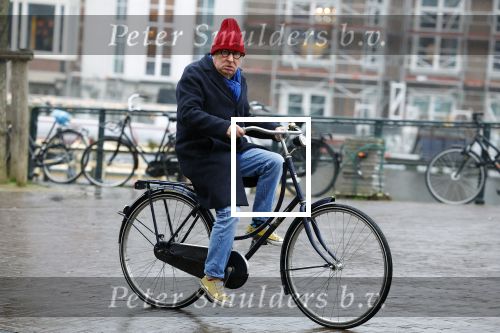 Amsterdam 19 januari 2022
Youp v t Hek arriveert op zijn fiets bij de kleine komedie. Kleine komedie doet dienst als kapsalon.