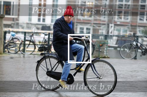 Amsterdam 19 januari 2022
Youp v t Hek arriveert op zijn fiets bij de kleine komedie. Kleine komedie doet dienst als kapsalon.