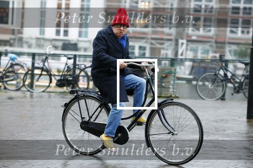 Amsterdam 19 januari 2022
Youp v t Hek arriveert op zijn fiets bij de kleine komedie. Kleine komedie doet dienst als kapsalon.
