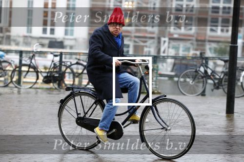 Amsterdam 19 januari 2022
Youp v t Hek arriveert op zijn fiets bij de kleine komedie. Kleine komedie doet dienst als kapsalon.