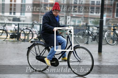 Amsterdam 19 januari 2022
Youp v t Hek arriveert op zijn fiets bij de kleine komedie. Kleine komedie doet dienst als kapsalon.