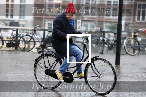 Amsterdam 19 januari 2022
Youp v t Hek arriveert op zijn fiets bij de kleine komedie. Kleine komedie doet dienst als kapsalon.