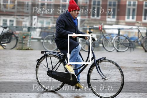 Amsterdam 19 januari 2022
Youp v t Hek arriveert op zijn fiets bij de kleine komedie. Kleine komedie doet dienst als kapsalon.