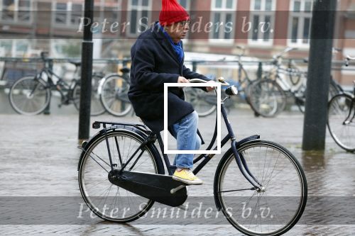 Amsterdam 19 januari 2022
Youp v t Hek arriveert op zijn fiets bij de kleine komedie. Kleine komedie doet dienst als kapsalon.