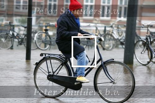 Amsterdam 19 januari 2022
Youp v t Hek arriveert op zijn fiets bij de kleine komedie. Kleine komedie doet dienst als kapsalon.