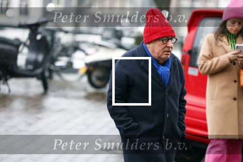 Amsterdam 19 januari 2022
Youp v t Hek arriveert op zijn fiets bij de kleine komedie. Kleine komedie doet dienst als kapsalon.