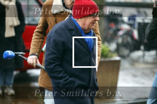 Amsterdam 19 januari 2022
Youp v t Hek arriveert op zijn fiets bij de kleine komedie. Kleine komedie doet dienst als kapsalon.