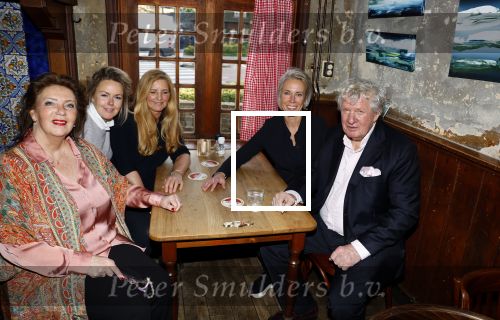 Laren 7 februari 2022
Boekpresentatie van Willibrord Frequin in het bonte paard. Rene v d Gijp reikte het eerste exemplaar uit . Fons de Poel is de schrijver.