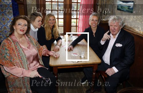 Laren 7 februari 2022
Boekpresentatie van Willibrord Frequin in het bonte paard. Rene v d Gijp reikte het eerste exemplaar uit . Fons de Poel is de schrijver.