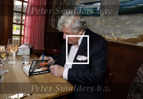 Laren 7 februari 2022
Boekpresentatie van Willibrord Frequin in het bonte paard. Rene v d Gijp reikte het eerste exemplaar uit . Fons de Poel is de schrijver.