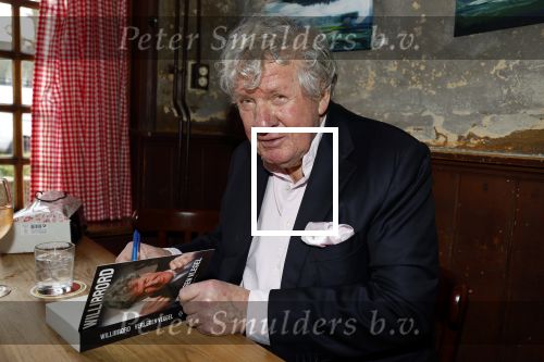Laren 7 februari 2022
Boekpresentatie van Willibrord Frequin in het bonte paard. Rene v d Gijp reikte het eerste exemplaar uit . Fons de Poel is de schrijver.