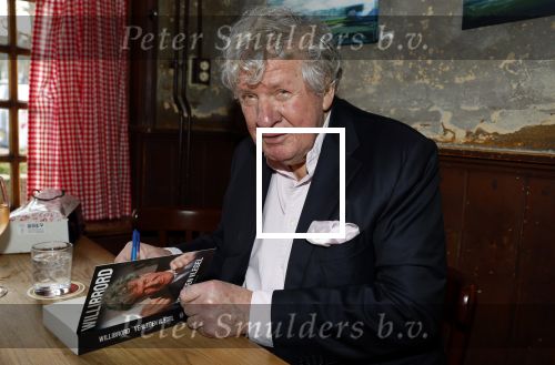 Laren 7 februari 2022
Boekpresentatie van Willibrord Frequin in het bonte paard. Rene v d Gijp reikte het eerste exemplaar uit . Fons de Poel is de schrijver.