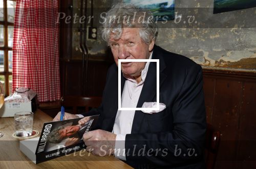 Laren 7 februari 2022
Boekpresentatie van Willibrord Frequin in het bonte paard. Rene v d Gijp reikte het eerste exemplaar uit . Fons de Poel is de schrijver.