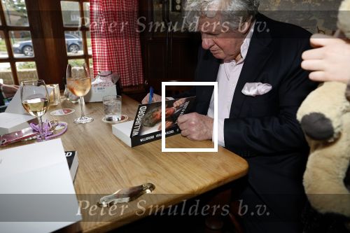 Laren 7 februari 2022
Boekpresentatie van Willibrord Frequin in het bonte paard. Rene v d Gijp reikte het eerste exemplaar uit . Fons de Poel is de schrijver.