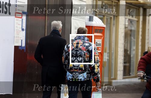 Amsterdam 11 februari 2023
Albert Verlinde en partner Onno Hoes in Amsterdam zuid. Albert draagt een opvallende skijas van het merk Philip Plein .
