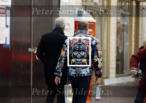 Amsterdam 11 februari 2023
Albert Verlinde en partner Onno Hoes in Amsterdam zuid. Albert draagt een opvallende skijas van het merk Philip Plein .