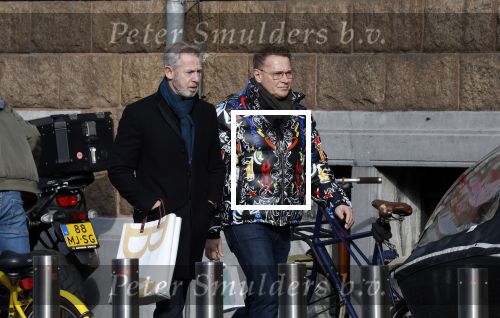 Amsterdam 11 februari 2023
Albert Verlinde en partner Onno Hoes in Amsterdam zuid. Albert draagt een opvallende skijas van het merk Philip Plein .