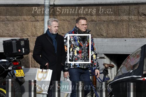 Amsterdam 11 februari 2023
Albert Verlinde en partner Onno Hoes in Amsterdam zuid. Albert draagt een opvallende skijas van het merk Philip Plein .