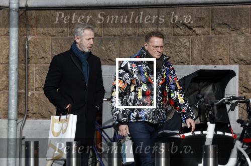Amsterdam 11 februari 2023
Albert Verlinde en partner Onno Hoes in Amsterdam zuid. Albert draagt een opvallende skijas van het merk Philip Plein .
