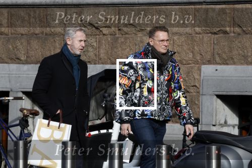 Amsterdam 11 februari 2023
Albert Verlinde en partner Onno Hoes in Amsterdam zuid. Albert draagt een opvallende skijas van het merk Philip Plein .