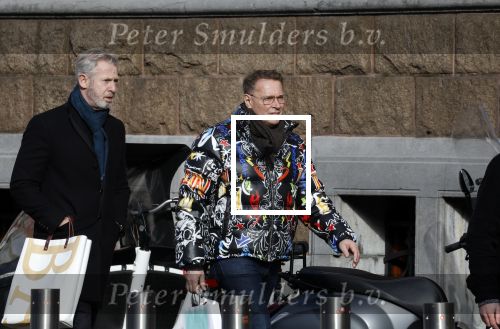Amsterdam 11 februari 2023
Albert Verlinde en partner Onno Hoes in Amsterdam zuid. Albert draagt een opvallende skijas van het merk Philip Plein .