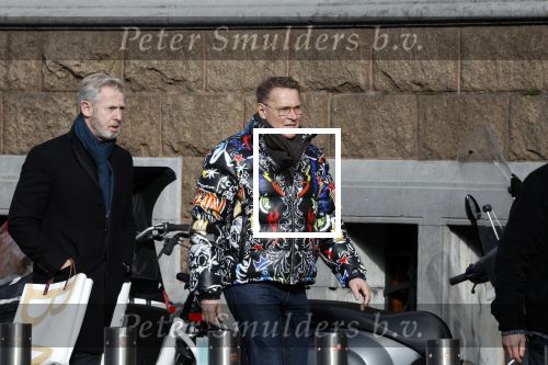 Amsterdam 11 februari 2023
Albert Verlinde en partner Onno Hoes in Amsterdam zuid. Albert draagt een opvallende skijas van het merk Philip Plein .