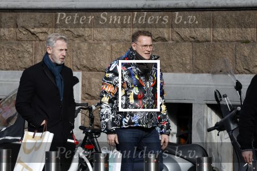 Amsterdam 11 februari 2023
Albert Verlinde en partner Onno Hoes in Amsterdam zuid. Albert draagt een opvallende skijas van het merk Philip Plein .