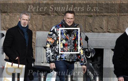 Amsterdam 11 februari 2023
Albert Verlinde en partner Onno Hoes in Amsterdam zuid. Albert draagt een opvallende skijas van het merk Philip Plein .